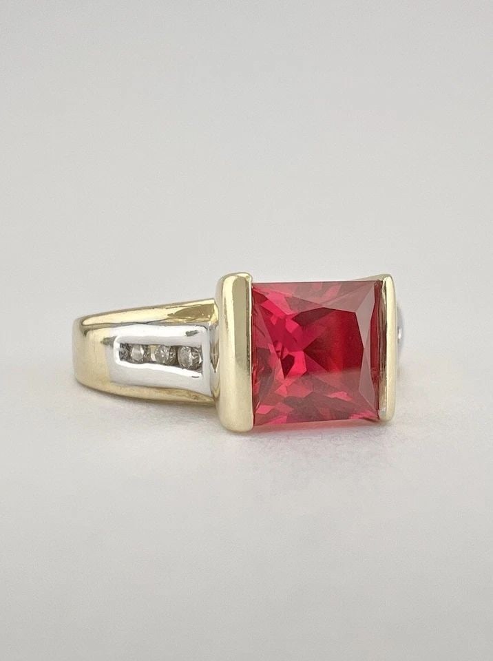 DESIGNER 14K YELLOW GOLD PRINCESS CUT SYNTHETIC LAB RUBY & DIAMOND WOMEN RING: DESIGNER 14K YELLOW GOLD PRINCESS CUT SYNTHETIC LAB RUBY & DIAMOND WOMEN RING Designer 14K Yellow Gold Princess Cut Synthetic Lab Ruby & Diamond Women Ring Size: 6.75 - Can Be Sized Without Damaging W