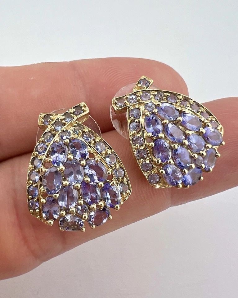 DESIGNER 10K YELLOW GOLD NATURAL TANZANITE CLUSTER STUD POST EARRINGS: DESIGNER 10K YELLOW GOLD NATURAL TANZANITE CLUSTER STUD POST EARRINGS Designer 10k Yellow Gold Natural Tanzanite Cluster Stud Post Earrings Size: Over 3/4" (20mm) Tall & 5/8" (16.5mm) Wide Weight is 4