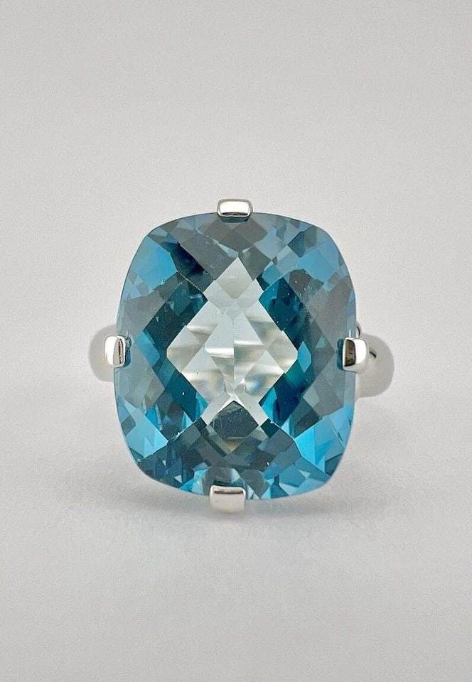 DESIGNER 10K WHITE GOLD FANCY CUT BRIOLETTE LONDON BLUE TOPAZ RING: DESIGNER 10K WHITE GOLD FANCY CUT BRIOLETTE LONDON BLUE TOPAZ RING Designer 10k White Gold Fancy Cut Briolette London Blue Topaz Ring Ring Size: 8 - Can Be Resized Face Of The Ring is 15mm Tall Total 