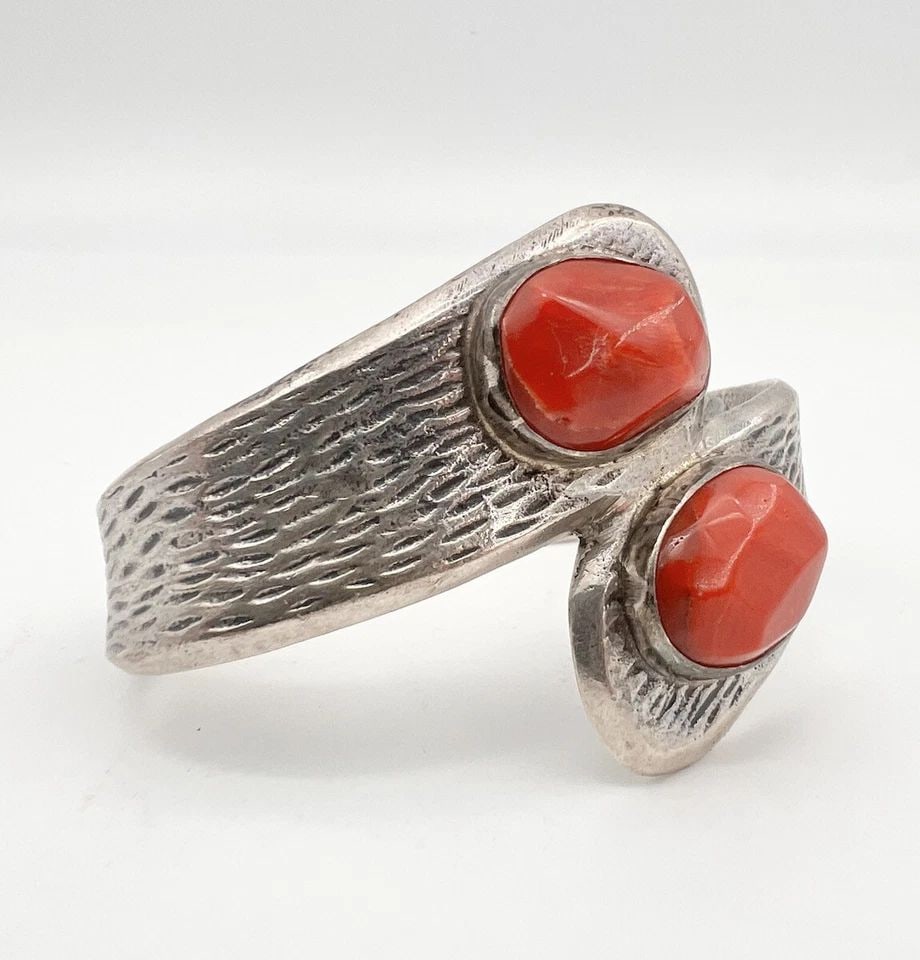 VTG NAVAJO TUFA SANDCAST STERLING SILVER MEDITERRANEAN CORAL CUFF BRACELET 61.7G: VTG NAVAJO TUFA SANDCAST STERLING SILVER MEDITERRANEAN CORAL CUFF BRACELET 61.7G Vtg Navajo Tufa Sandcast Sterling Silver Mediterranean Coral Cuff Bracelet 61.7g Cuff is 5" tip to Tip and has a 1 1/8"