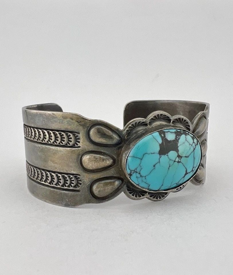DELBERT DELGARITO NAVAJO STERLING SILVER KINGMAN TURQUOISE STAMPED CUFF BRACELET: DELBERT DELGARITO NAVAJO STERLING SILVER KINGMAN TURQUOISE STAMPED CUFF BRACELET Vtg Delbert Delgarito Navajo Sterling Silver Kingman Turquoise Stamped Cuff Bracelet Cuff is Just Under 6" tip to Tip a