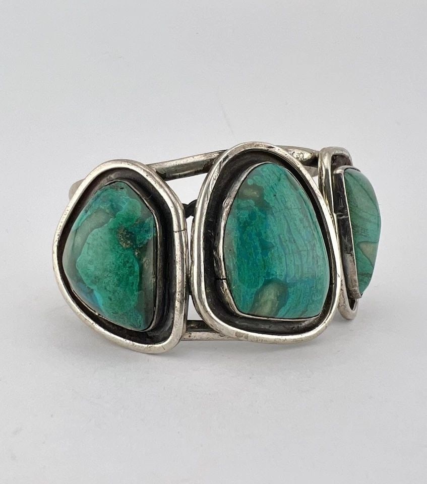 MASSIVE VTG NAVAJO STERLING SILVER NATURAL CHRYSOCOLLA WIDE CUFF BRACELET 72.9G: MASSIVE VTG NAVAJO STERLING SILVER NATURAL CHRYSOCOLLA WIDE CUFF BRACELET 72.9G MASSIVE Vtg Navajo Sterling Silver Natural Chrysocolla WIDE Cuff Bracelet 72.9g Cuff is 5 1/2" tip to Tip and has a 1 1/