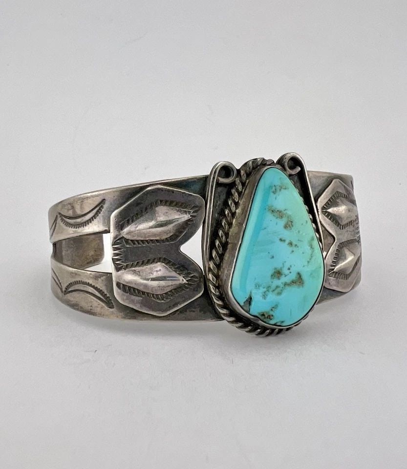 OLD 1940S FRED HARVEY ERA NAVAJO STERLING SILVER TURQUOISE STAMPED CUFF BRACELET: OLD 1940S FRED HARVEY ERA NAVAJO STERLING SILVER TURQUOISE STAMPED CUFF BRACELET OLD 1940s Fred Harvey Era Navajo Sterling Silver Turquoise Stamped Cuff Bracelet Cuff is 4 7/8" tip to Tip and has a Ju