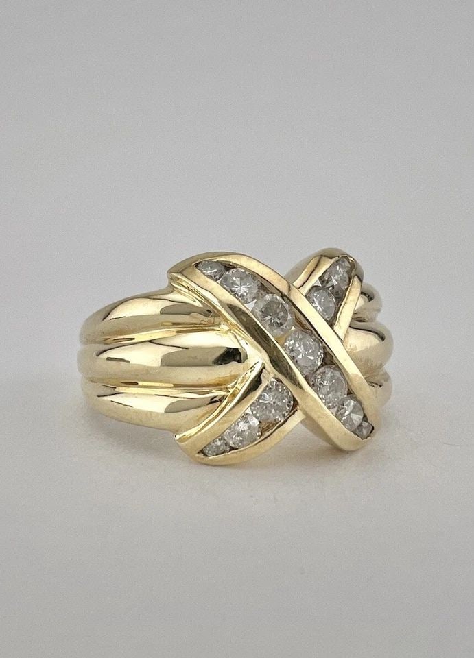 DESIGNER 10K YELLOW GOLD DIAMOND CROSSOVER X KISS STYLE QUILTED RING: DESIGNER 10K YELLOW GOLD DIAMOND CROSSOVER X KISS STYLE QUILTED RING Designer 10k Yellow Gold Diamond Crossover X Kiss Style Quilted Ring Ring Size: 7.5 - Can Be Resized Metal: 10k Yellow Gold - Teste