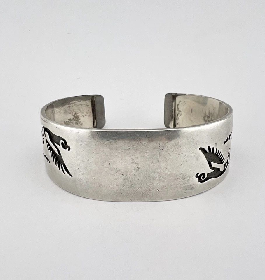 ART BATALA HOPI STERLING SILVER FLYING BIRD CORNSTALK OVERLAY CUFF BRACELET 56G: Vintage Art Batala Hopi Sterling Silver Flying Bird & Cornstalk Overlay Cuff Bracelet 56g Cuff is 6 1/4" tip to Tip and has a 1" Wide Adjustable Gap Cuff Is 7/8" Wide In the Center Weight is 56.1 Gram