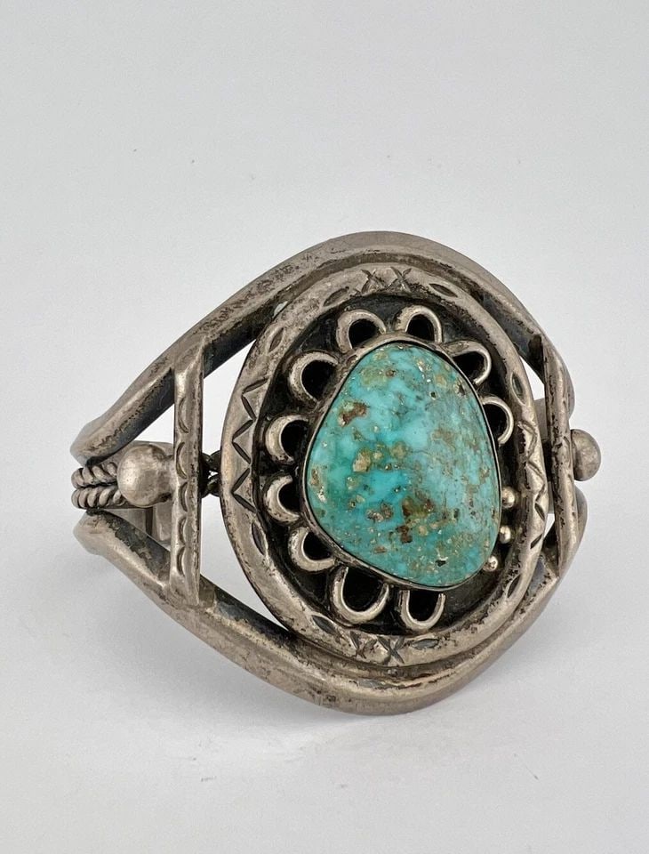 VINTAGE NAVAJO STERLING SILVER ROYSTON TURQUOISE TWIST CUFF BRACELET 60.9G: VINTAGE NAVAJO STERLING SILVER ROYSTON TURQUOISE TWIST CUFF BRACELET 60.9G Vintage Navajo Sterling Silver Royston Turquoise Twist Cuff Bracelet 60.9g Cuff is 5" tip to Tip and has a 1 1/4" Adjustable 