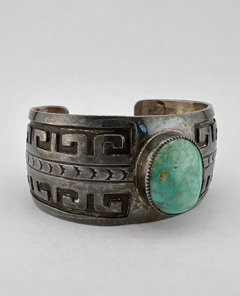 VINTAGE NAVAJO STERLING SILVER CARICO LAKE TURQUOISE MAZE OVERLAY CUFF BRACELET: VINTAGE NAVAJO STERLING SILVER CARICO LAKE TURQUOISE MAZE OVERLAY CUFF BRACELET Vintage Navajo Sterling Silver Carico Lake Turquoise Maze Overlay Cuff Bracelet Cuff is 5 5/8" tip to Tip and has a 1 1/