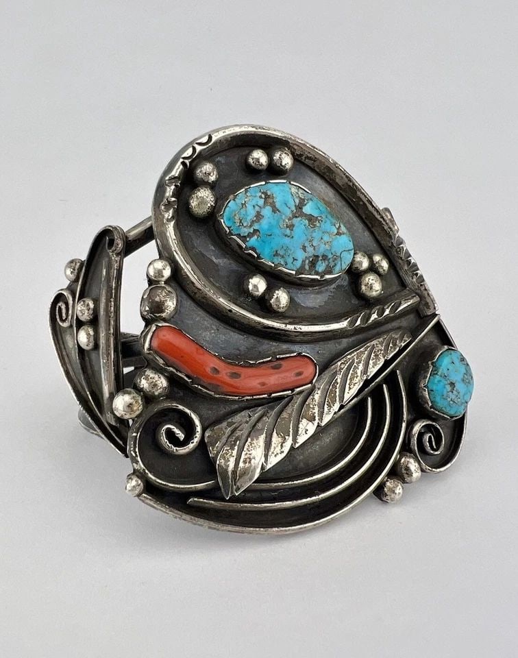 VTG NAVAJO STERLING SILVER TURQUOISE & CORAL STAMPED WIDE CUFF BRACELET 84.3G: VTG NAVAJO STERLING SILVER TURQUOISE & CORAL STAMPED WIDE CUFF BRACELET 84.3G Vtg Navajo Sterling Silver Turquoise & Coral Stamped Wide Cuff Bracelet 84.3g Cuff is 5 1/2" tip to Tip and has an 1 1/8" 