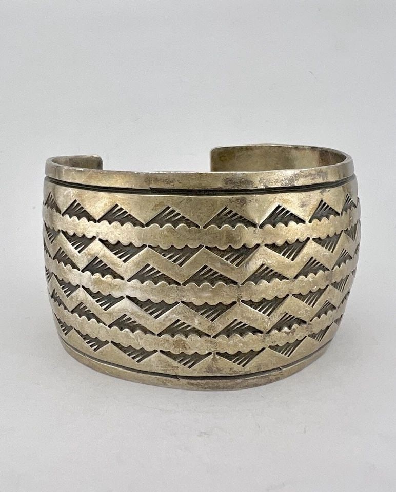 DOUGLAS ETSITTY NAVAJO STERLING SILVER STAMPED 1 5/8" WIDE CUFF BRACELET 85.3G: DOUGLAS ETSITTY NAVAJO STERLING SILVER STAMPED 1 5/8" WIDE CUFF BRACELET 85.3G Douglas Etsitty Navajo Sterling Silver Stamped 1 5/8" Wide Cuff Bracelet 85.3g Weight is 85.3 Grams on my scale Deep Stam