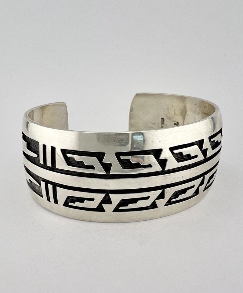 VTG HOPI FLOYD NAMINGHA LOMAKUYVAYA STERLING SILVER TRIBAL CUFF BRACELET 52.6G: VTG HOPI FLOYD NAMINGHA LOMAKUYVAYA STERLING SILVER TRIBAL CUFF BRACELET 52.6G Vtg Hopi Floyd Namingha Lomakuyvaya Sterling Silver Tribal Design Cuff Bracelet 52.6g Cuff is 5 1/2" tip to Tip and has a