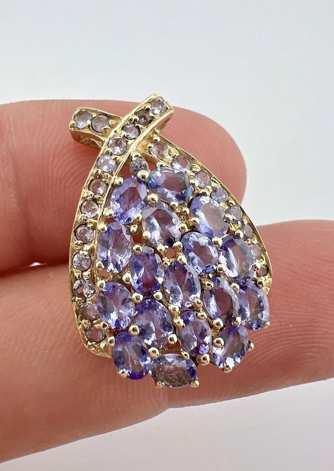 DESIGNER 10K YELLOW GOLD NATURAL TANZANITE CLUSTER SLIDE PENDANT: DESIGNER 10K YELLOW GOLD NATURAL TANZANITE CLUSTER SLIDE PENDANT Designer 10k Yellow Gold Natural Tanzanite Cluster Slide Pendant Size: Over 1" (26mm) Tall & 3/4" (18mm) Wide Weight is 3.1 Grams on My