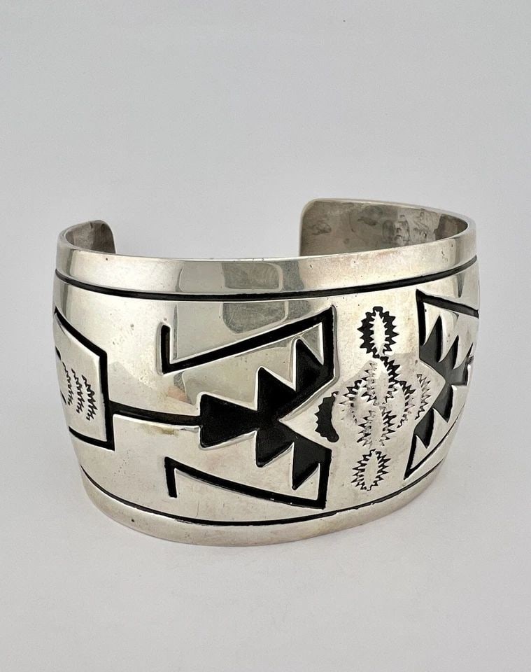 HUGE TOM BILLY NAVAJO STERLING SILVER TRIBAL OVERLAY STAMPED CUFF BRACELET 72G: HUGE TOM BILLY NAVAJO STERLING SILVER TRIBAL OVERLAY STAMPED CUFF BRACELET 72G HUGE Vtg Tom Billy Navajo Sterling Silver Tribal Overlay Stamped Cuff Bracelet 72g Cuff is Around 5 5/8" Tip to Tip and h