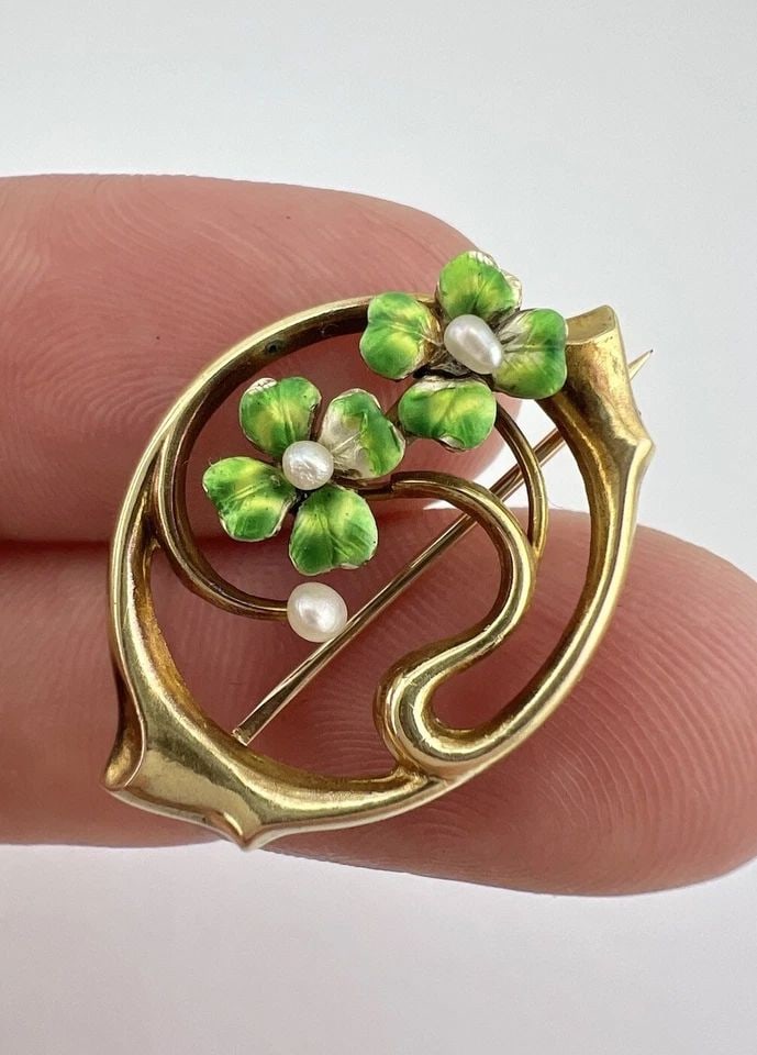 VICTORIAN 14K YELLOW GOLD SEED PEARL ENAMEL 4 LEAF CLOVER SHAMROCK PIN BROOCH: VICTORIAN 14K YELLOW GOLD SEED PEARL ENAMEL 4 LEAF CLOVER SHAMROCK PIN BROOCH Victorian 14k Yellow Gold Seed Pearl Enamel 4 Leaf Clover Shamrock Pin Brooch Size: 3/4" Tall With Bail By 1 1/8" Wide Met