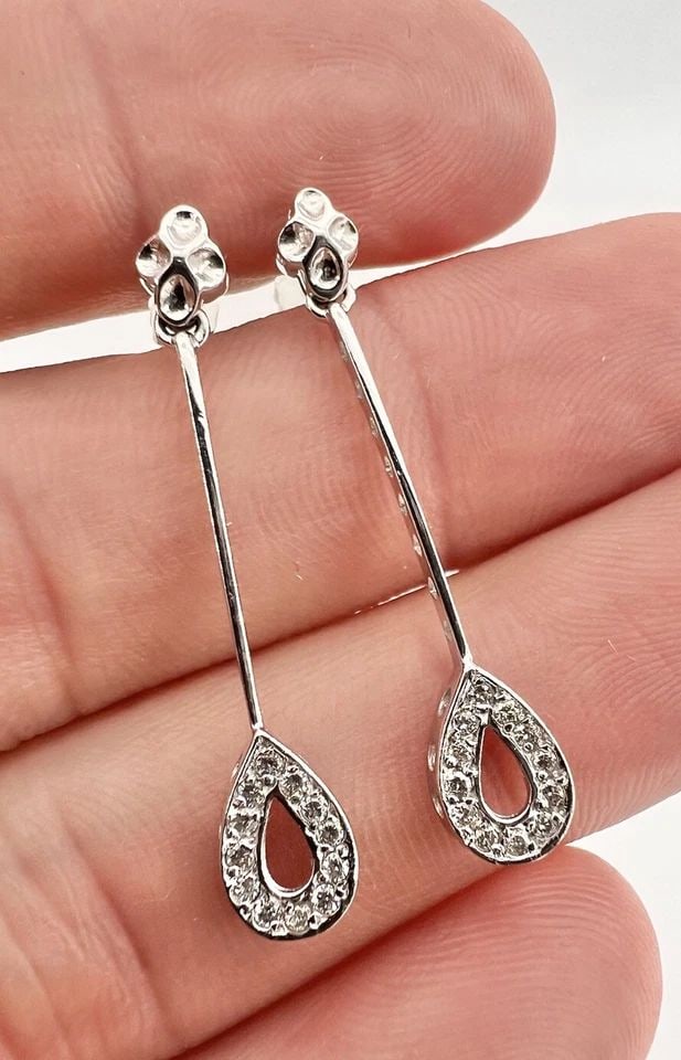 DESIGNER MODERNIST 18K WHITE GOLD .36CT PAVE SET DIAMOND LONG DANGLE EARRINGS: DESIGNER MODERNIST 18K WHITE GOLD .36CT PAVE SET DIAMOND LONG DANGLE EARRINGS Designer Modernist 18K White Gold .36ct Pave Set Diamond Long Dangle Earrings Size: 1 3/8" Tall - 6mm Wide at The Base Tot