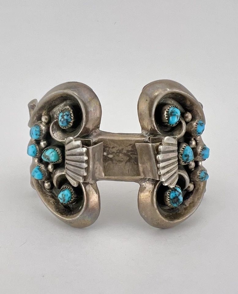 VTG NAVAJO SANDCAST STERLING SILVER TURQUOISE MEN'S CUFF WATCH BRACELET 95.7G: Vtg Navajo Sandcast Sterling Silver Turquoise Men's Cuff Watch Bracelet 95.7g Cuff is 5 1/8" tip to Tip and has an Slightly Over 1 1/4" Wide Gap Cuff Is 1 3/4" at Its Widest Point Weight is 95.7 Grams