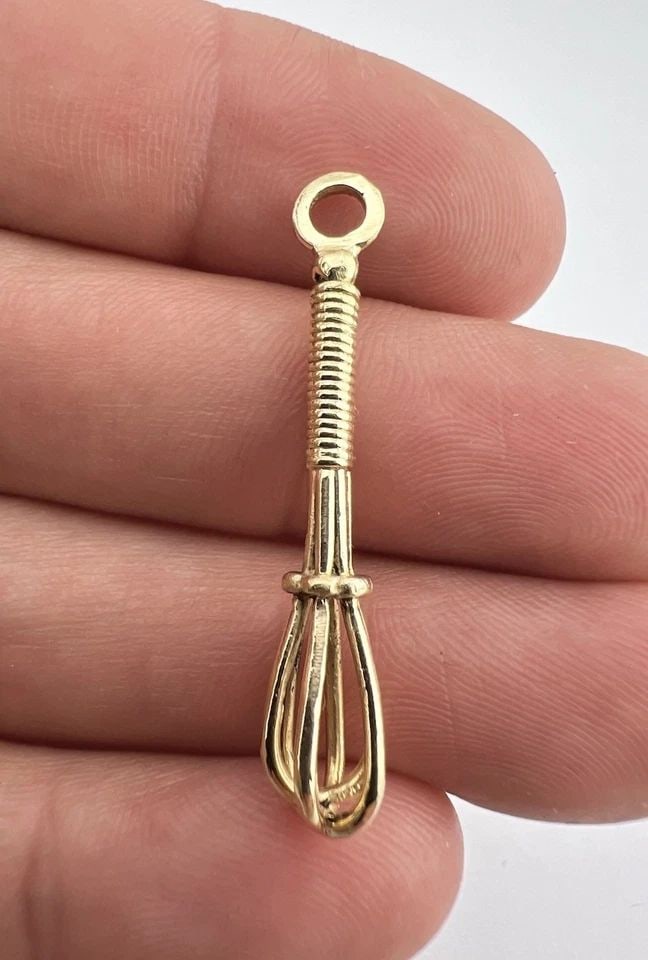 VINTAGE 14K YELLOW GOLD WHISK COOKING CHEF KITCHEN CHARM PENDANT 2.6G - 1.5": VINTAGE 14K YELLOW GOLD WHISK COOKING CHEF KITCHEN CHARM PENDANT 2.6G - 1.5" Vintage 14k Yellow Gold Whisk Cooking Chef Kitchen Charm Pendant 2.6g - 1.5" Size: 1 1/2" Tall With bail By Over 1/4" Wide 