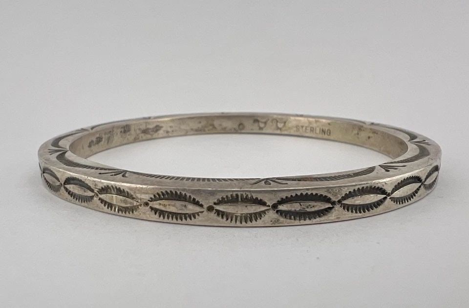 VTG NAVAJO HAND WROUGHT STERLING SILVER DEEP STAMPED BANGLE BRACELET 67.2G (1 of 2)