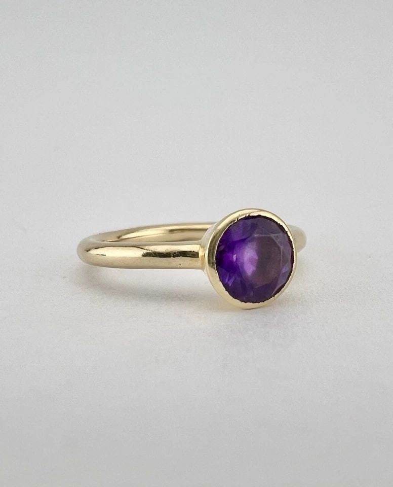 DESIGNER 14K YELLOW GOLD NATURAL AMETHYST BEZEL SET ROUND WIRE RING (1 of 2)