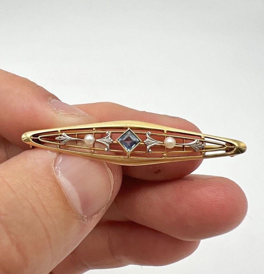 ANTIQUE ART DECO 14K YELLOW GOLD PLATINUM TOP SAPPHIRE & SEED PEARL PIN BROOCH: ANTIQUE ART DECO 14K YELLOW GOLD PLATINUM TOP SAPPHIRE & SEED PEARL PIN BROOCH Antique Art Deco 14k Yellow Gold Platinum Top Sapphire & Seed Pearl Pin Brooch Size: 3/8" Tall By 2 1/4" Wide Weight is 2