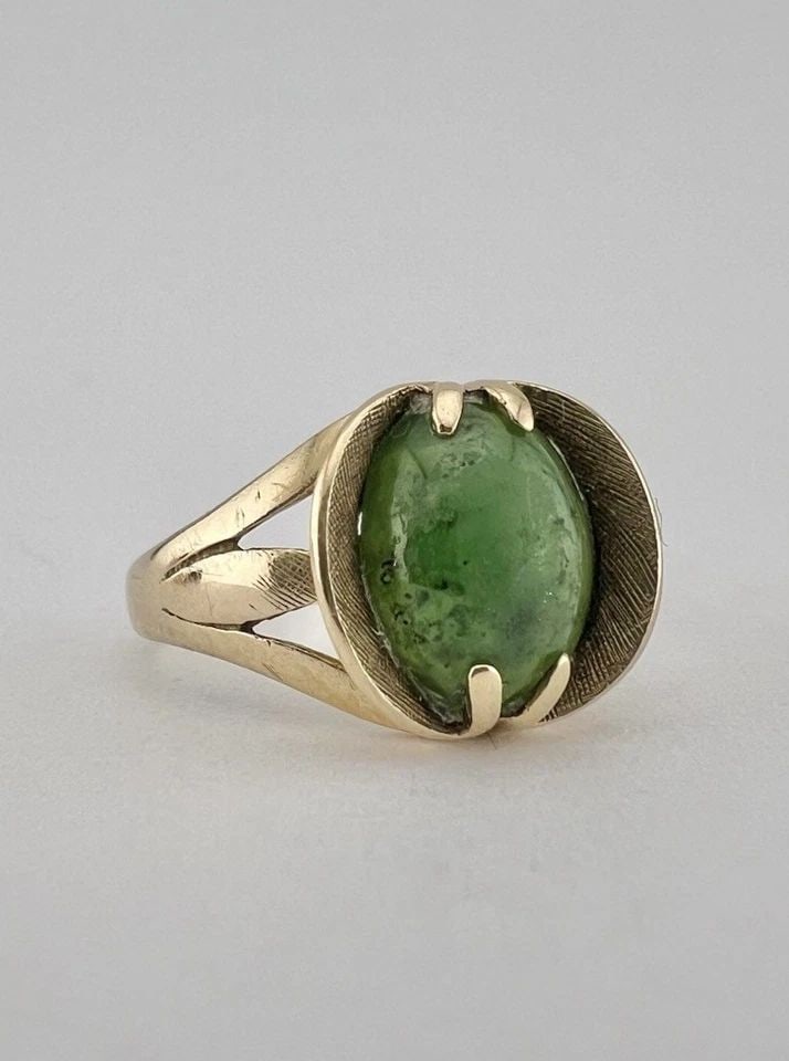 ANTIQUE 10K YELLOW GOLD CABOCHON GREEN NEPHRITE JADE RING: ANTIQUE 10K YELLOW GOLD CABOCHON GREEN NEPHRITE JADE RING Antique 10k Yellow Gold Cabochon Green Nephrite Jade Ring Ring Size: 5.5 - Can Be Sized Without Damaging Weight is 2.7 Grams on My Scale Metal