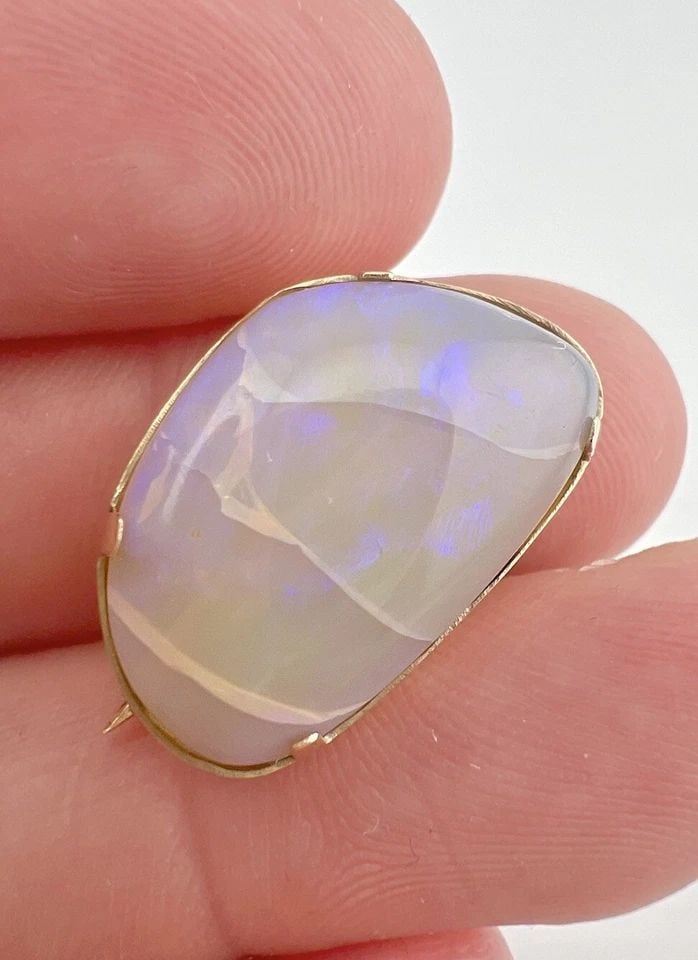 ANTIQUE 14K YELLOW GOLD AUSTRALIAN FIRE JELLY OPAL PIN BROOCH: ANTIQUE 14K YELLOW GOLD AUSTRALIAN FIRE JELLY OPAL PIN BROOCH Antique 14k Yellow Gold Australian Fire Jelly Opal Pin Brooch Size: 5/8" Tall by 7/8" Wide Weight is 3.6 Grams on my scale Metal: 14k Yell