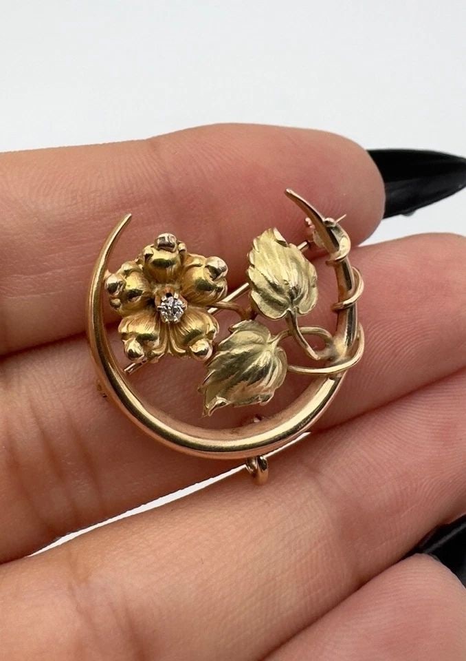ANTIQUE VICTORIAN 14K YELLOW GOLD DIAMOND FLOWER CRESCENT MOON BROOCH PENDANT: ANTIQUE VICTORIAN 14K YELLOW GOLD DIAMOND FLOWER CRESCENT MOON BROOCH PENDANT Antique Victorian 14k Yellow Gold Diamond Flower Crescent Moon Brooch Pendant Size: 1" Tall & 1" Wide Metal: 14k Yellow & 