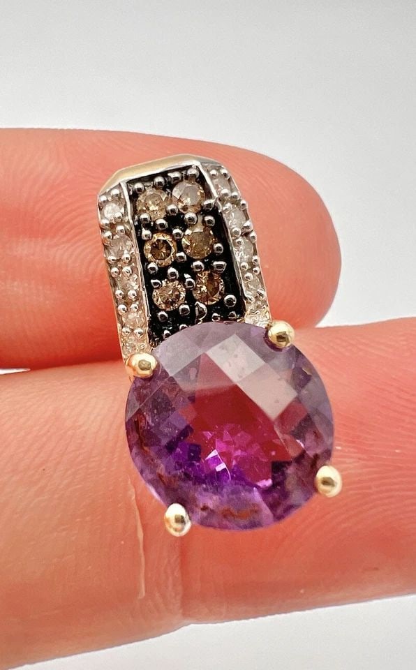 DESIGNER 14K YELLOW GOLD CHAMPAGNE & WHITE DIAMOND & AMETHYST SLIDE PENDANT: DESIGNER 14K YELLOW GOLD CHAMPAGNE & WHITE DIAMOND & AMETHYST SLIDE PENDANT Designer 14k Yellow Gold Champagne & White Diamond & Amethyst Slide Pendant Size: 7/8" Tall By 10mm (3/8") Wide Metal: 14k Y