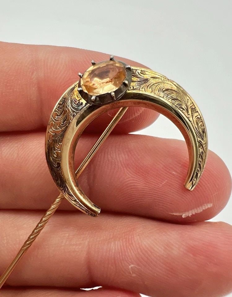 ANTIQUE VICTORIAN 14K YELLOW GOLD PASTE ENGRAVED CRESCENT MOON STICK PIN BROOCH (1 of 2)