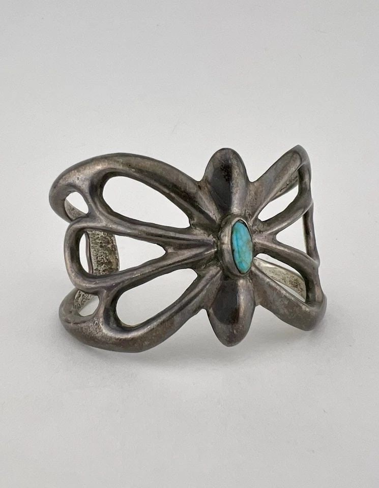 VTG NAVAJO INGOT SANDCAST STERLING SILVER WEBBED TURQUOISE CUFF BRACELET 54.4G: Vtg Navajo INGOT Sandcast Sterling Silver Webbed Turquoise Cuff Bracelet 54.4g Cuff is Just Under 5" tip to Tip and has a 7/8" Wide Gap Cuff Is 1 3/8" Wide In the Center Weight is 54.4 Grams on my sca