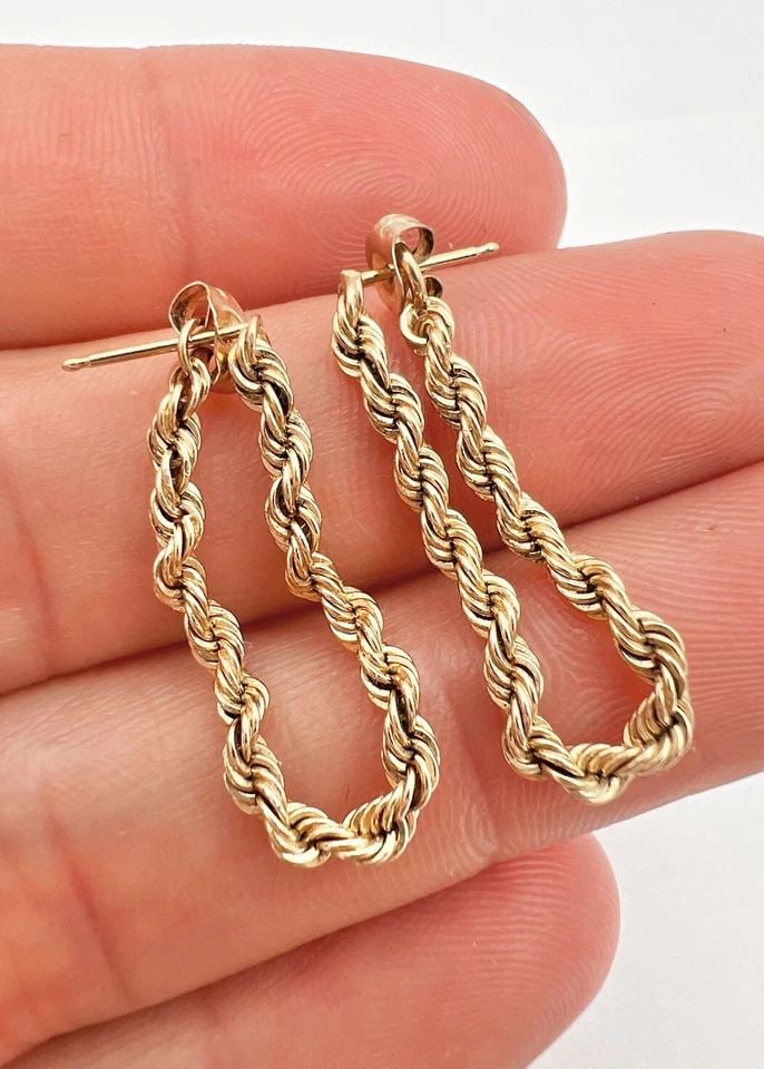 DESIGNER 14K YELLOW GOLD HINGED ROPE CHAIN LOOP HOOP DANGLE EARRINGS 3.1G: DESIGNER 14K YELLOW GOLD HINGED ROPE CHAIN LOOP HOOP DANGLE EARRINGS 3.1G Designer 14K Yellow Gold Hinged Rope Chain Loop Hoop Dangle Earrings 3.1g Metal: 14k Yellow Gold Weight is 3.1 Grams on my sca
