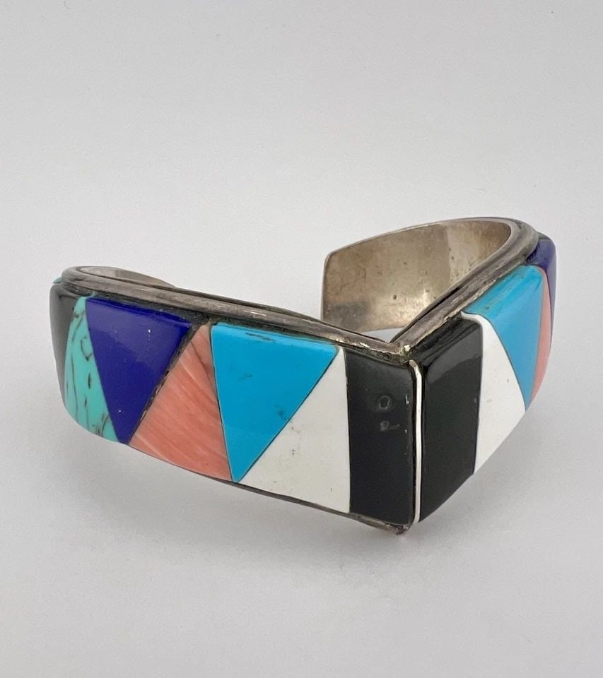 VINTAGE NAVAJO STERLING SILVER MULTI GEMSTONE FLUSH INLAY CUFF BRACELET 62.5G: VINTAGE NAVAJO STERLING SILVER MULTI GEMSTONE FLUSH INLAY CUFF BRACELET 62.5G Vintage Navajo Sterling Silver Multi Gemstone Flush Inlay Cuff Bracelet 62.5g Cuff is 5 1/2" tip to Tip and has a Around 1