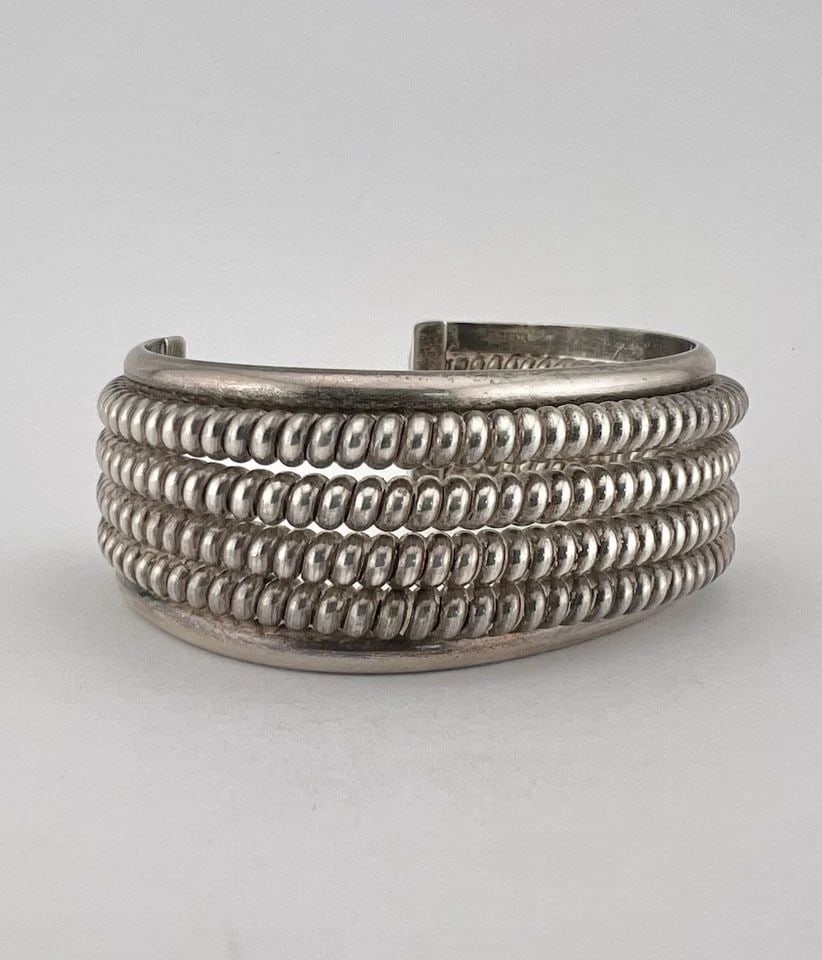 VINTAGE NAVAJO STERLING SILVER 4 ROW CABLE TWIST 1" WIDE CUFF BRACELET 69.3G: VINTAGE NAVAJO STERLING SILVER 4 ROW CABLE TWIST 1" WIDE CUFF BRACELET 69.3G Vintage Navajo Sterling Silver 4 Row Cable Twist 1" Wide Cuff Bracelet 69.3g Cuff is 5 1/4" tip to Tip and has an Just Unde