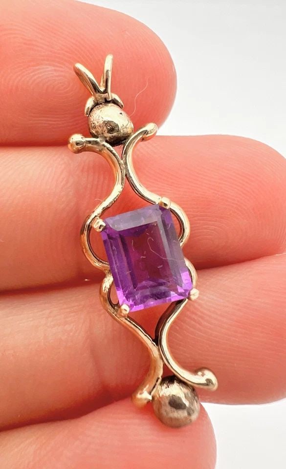 VINTAGE 14K YELLOW GOLD EMERALD CUT PURPLE AMETHYST LONG BAR PENDANT 3.5G: VINTAGE 14K YELLOW GOLD EMERALD CUT PURPLE AMETHYST LONG BAR PENDANT 3.5G Vintage 14k Yellow Gold Emerald Cut Purple Amethyst Long Bar Pendant 3.5g Size: 1 3/8" Tall By Just Under 1/2" Wide Weight is 