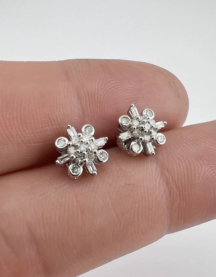 DESIGNER AJ14K WHITE GOLD NATURAL .50TCW DIAMOND SNOWFLAKE CLUSTER STUD EARRINGS: DESIGNER AJ14K WHITE GOLD NATURAL .50TCW DIAMOND SNOWFLAKE CLUSTER STUD EARRINGS Designer AJ14k White Gold Natural .50tcw Diamond Snowflake Cluster Stud Earrings Size: 3/8" (8.5mm) Tall by 3/8" (8.5mm