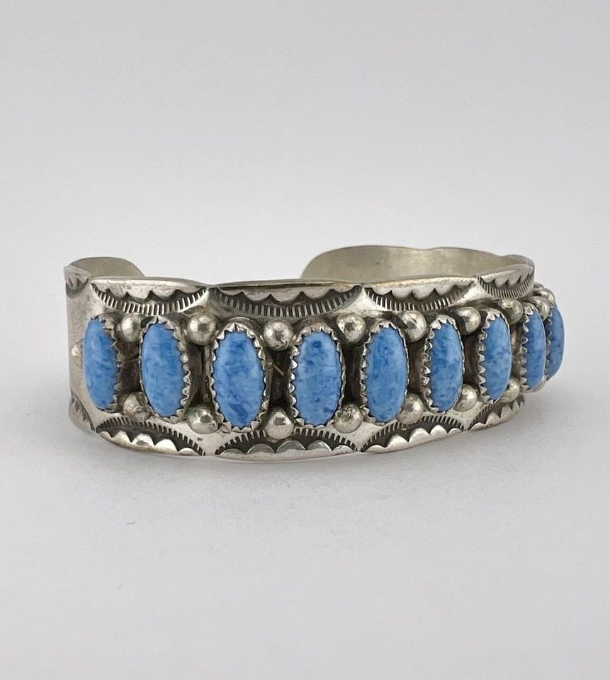 VTG NAVAJO STERLING SILVER DENIM BLUE LAPIS LAZULI STAMPED ROW CUFF BRACELET: VTG NAVAJO STERLING SILVER DENIM BLUE LAPIS LAZULI STAMPED ROW CUFF BRACELET Vtg Navajo Sterling Silver Denim Blue Lapis Lazuli Stamped Row Cuff Bracelet Cuff is Just Under 5 3/4" tip to Tip and has a