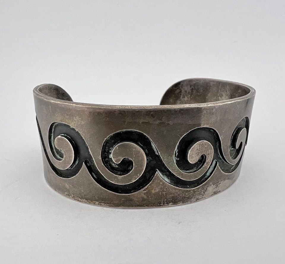 VINTAGE HOPI STERLING SILVER TRIBAL WAVE DESIGN OVERLAY CUFF BRACELET 53G: VINTAGE HOPI STERLING SILVER TRIBAL WAVE DESIGN OVERLAY CUFF BRACELET 53G Vintage Hopi Sterling Silver Tribal Wave Design Overlay Cuff Bracelet 53g Cuff is 5 5/8" tip to Tip and has a Over 1 1/4" Wide