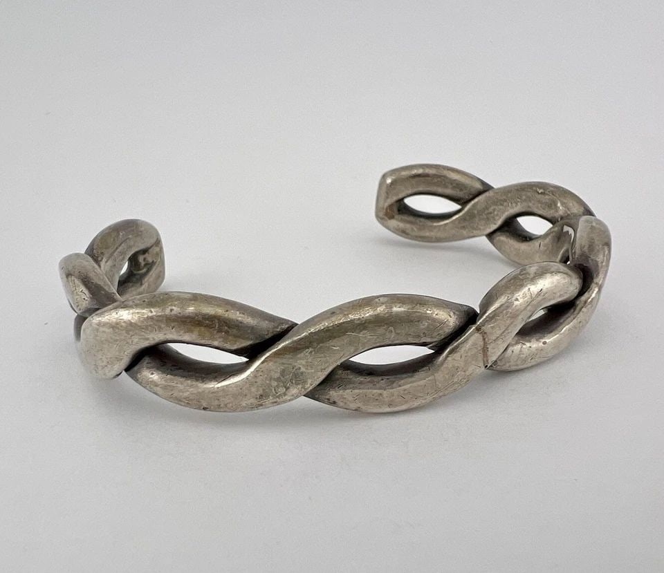 VTG EARLY NAVAJO HEAVY INGOT STERLING SILVER TWIST CUFF BRACELET 61G: VTG EARLY NAVAJO HEAVY INGOT STERLING SILVER TWIST CUFF BRACELET 61G Vtg Early Navajo Heavy Gauge Sterling Silver Twist Cuff Bracelet 61g Cuff is 5 1/8" Tip to Tip and has a 1 1/2" Slightly Adjustable