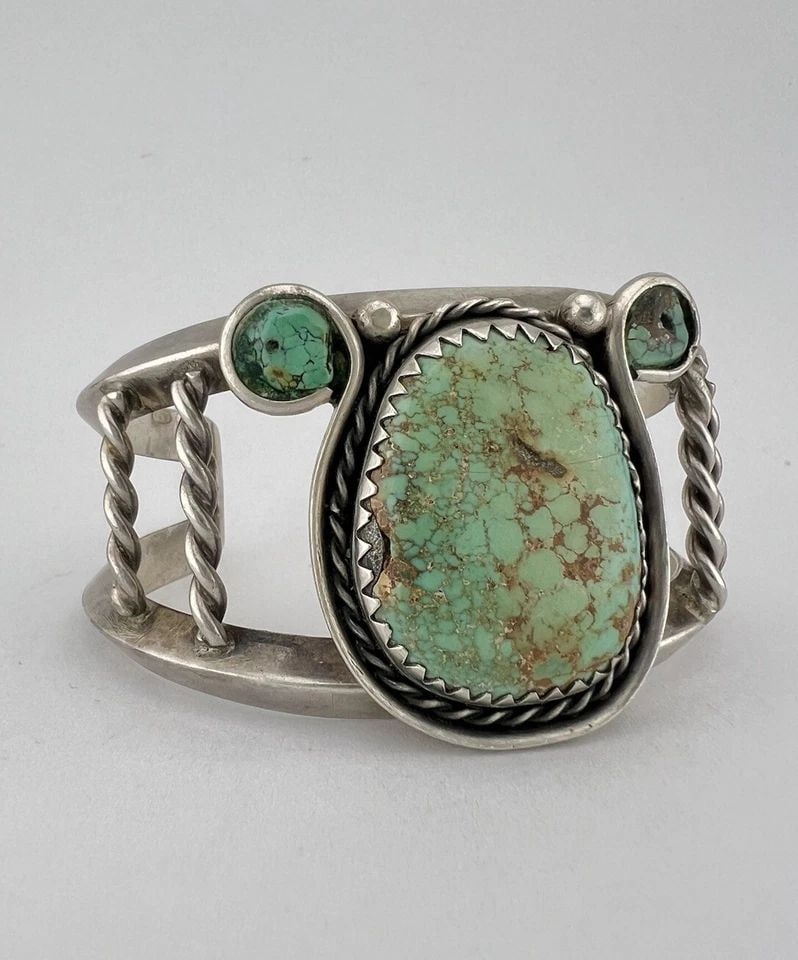 VTG NAVAJO STERLING SILVER PILOT MOUNTAIN TURQUOISE CARINATED CUFF BRACELET 71G: VTG NAVAJO STERLING SILVER PILOT MOUNTAIN TURQUOISE CARINATED CUFF BRACELET 71G Vtg Navajo Sterling Silver Pilot Mountain Turquoise Carinated Cuff Bracelet 71g Cuff is 5 1/4" tip to Tip and has a 1 1/