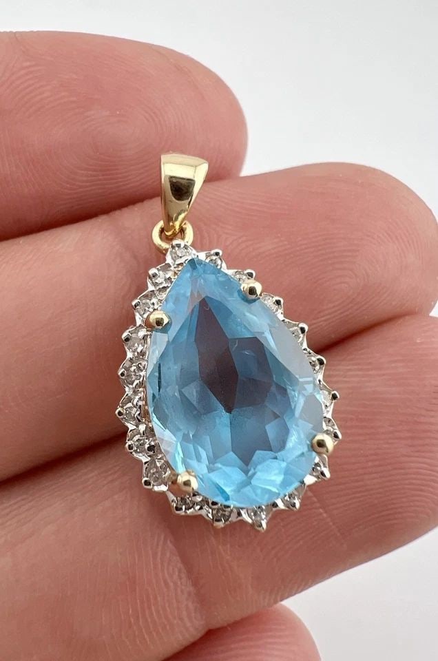 FINE 14K YELLOW GOLD LONDON BLUE TOPAZ DIAMOND TEARDROP HALO PENDANT: FINE 14K YELLOW GOLD LONDON BLUE TOPAZ DIAMOND TEARDROP HALO PENDANT Fine 14k Yellow Gold London Blue Topaz Diamond Teardrop Halo Pendant Size: 1" Tall With bail & Dangle By 5/8" Wide Weight is 3.5 Gr
