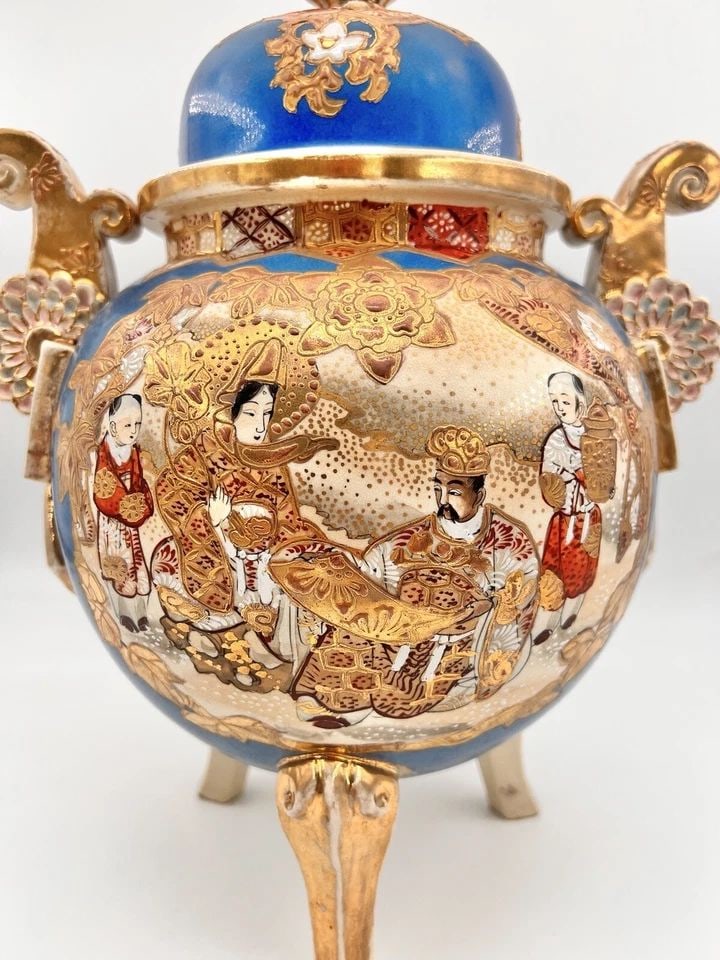 14.5" ANTIQUE JAPANESE MEIJI KORO SATSUMA GILT PAINTINGS PORCELAIN COVERED URN: 14.5" ANTIQUE JAPANESE MEIJI KORO SATSUMA GILT PAINTINGS PORCELAIN COVERED URN 14.5" Antique Japanese Meiji Koro Satsuma Gilt Paintings Porcelain Covered Urn Size" 14.5" Tall By 11" Wide Handle To Han