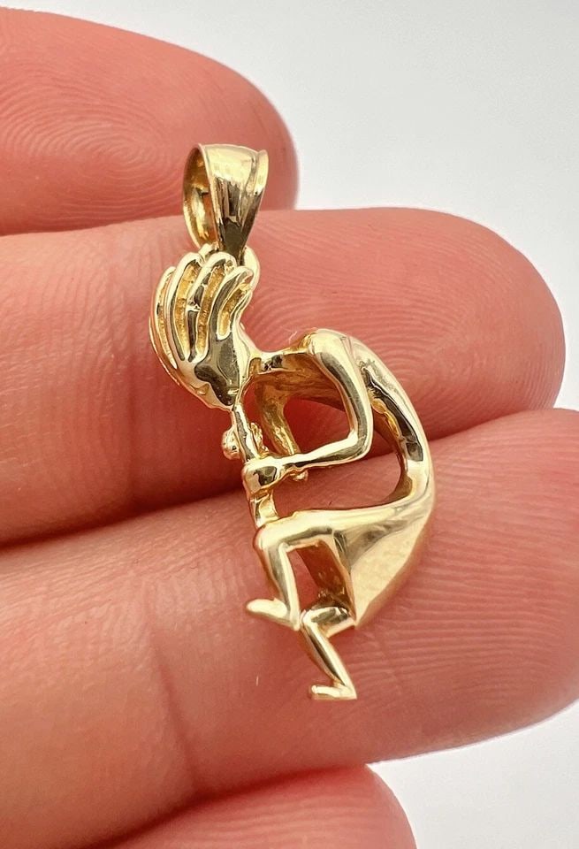 VINTAGE 14K YELLOW GOLD KOKOPELLI DEITY FLUTE PLAYER DANGLE PENDANT 2.8G: VINTAGE 14K YELLOW GOLD KOKOPELLI DEITY FLUTE PLAYER DANGLE PENDANT 2.8G Vintage 14k Yellow Gold Kokopelli Deity Flute Player Dangle Pendant 2.8g Size: 1 1/8" Tall With bail By 1/2" Wide Metal: 14k Ye