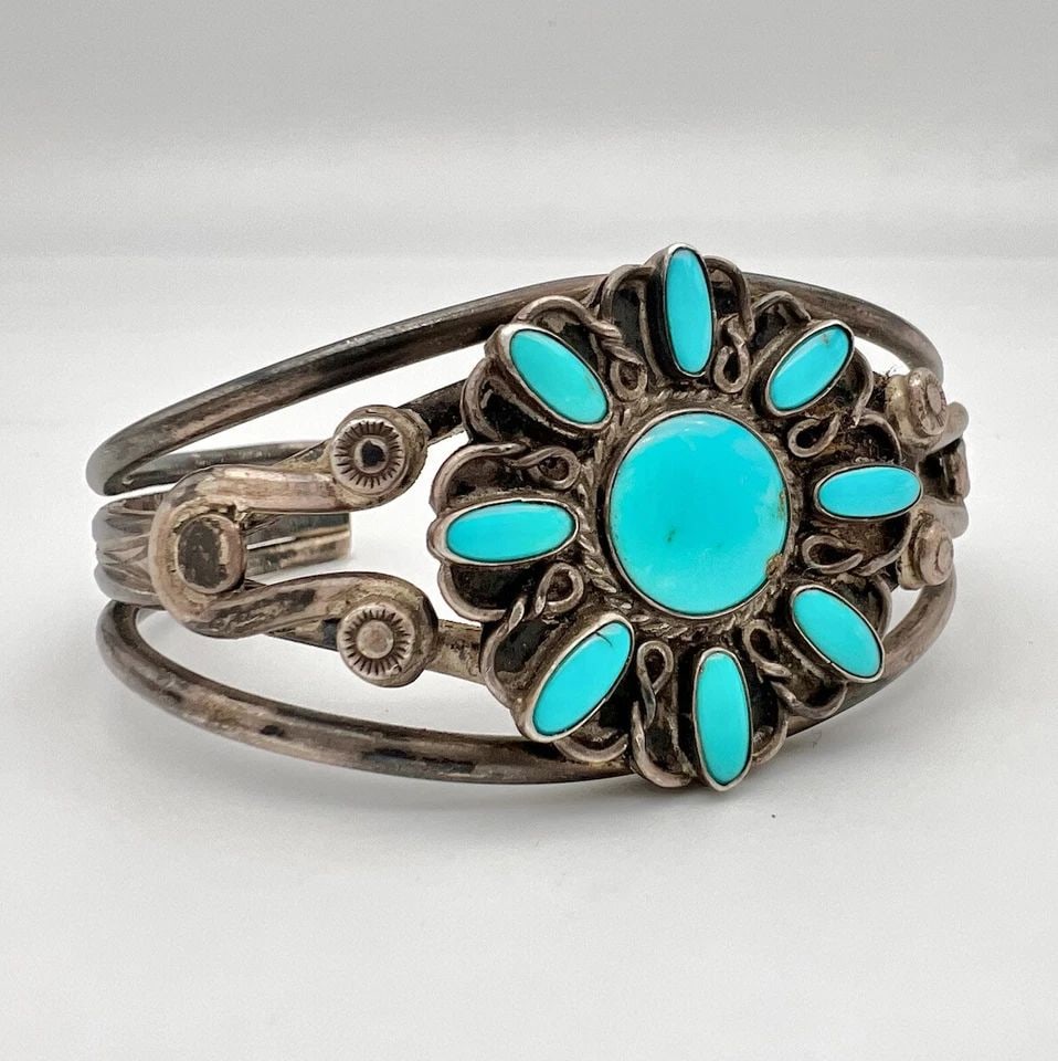 VTG NAVAJO STERLING SILVER PETIT POINT TURQUOISE CLUSTER STAMPED CUFF BRACELET (1 of 2)