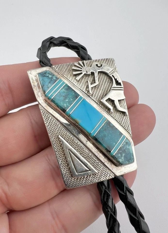 VINTAGE NAVAJO STERLING SILVER TURQUOISE INLAY KOKOPELLI STAMPED BOLO TIE 48.9G: VINTAGE NAVAJO STERLING SILVER TURQUOISE INLAY KOKOPELLI STAMPED BOLO TIE 48.9G Vintage Navajo Sterling Silver Turquoise Inlay Kokopelli Stamped Bolo Tie 48.9g Size: Just Under 2" Tall By 1 5/8" Wide 