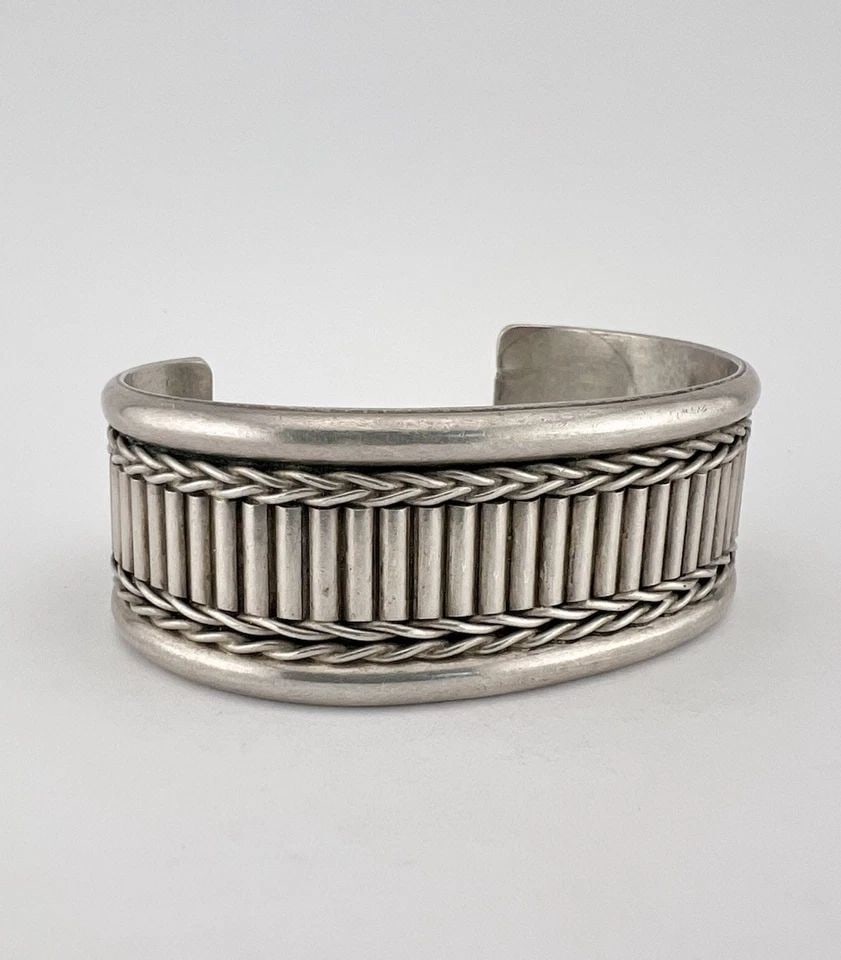 VTG MASHA NAVAJO STERLING SILVER DETAILED ROW WOVEN WIDE CUFF BRACELET 50.5G: VTG MASHA NAVAJO STERLING SILVER DETAILED ROW WOVEN WIDE CUFF BRACELET 50.5G Vtg Masha Navajo Sterling Silver Detailed Row Woven Wide Cuff Bracelet 50.5g Cuff is Slightly Over 5" Tip to Tip and has a 