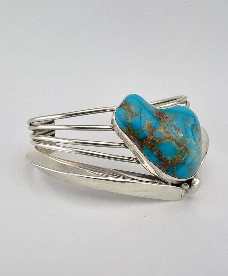 NAVAJO STERLING SILVER BISBEE TURQUOISE V SHAPED CARINATED CUFF BRACELET 42.6G: NAVAJO STERLING SILVER BISBEE TURQUOISE V SHAPED CARINATED CUFF BRACELET 42.6G Vtg Navajo Sterling Silver Bisbee Turquoise Wide V Shaped Carinated Cuff Bracelet 42.6g Cuff is 5 1/8" tip to Tip and has