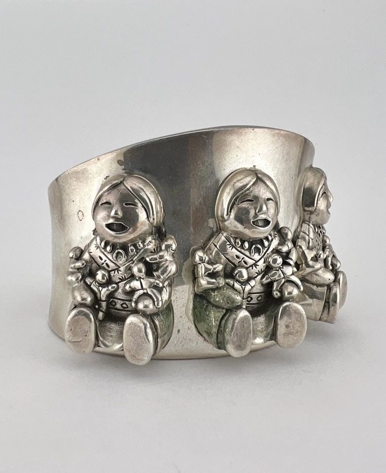 VINTAGE NAVAJO STERLING SILVER 3D STORYTELLER WIDE CUFF BRACELET 84.2G: VINTAGE NAVAJO STERLING SILVER 3D STORYTELLER WIDE CUFF BRACELET 84.2G Vintage Navajo Sterling Silver 3D Storyteller Wide Cuff Bracelet 84.2g Cuff is 5 1/4" tip to Tip and has an 1 1/4" Wide Adjustabl