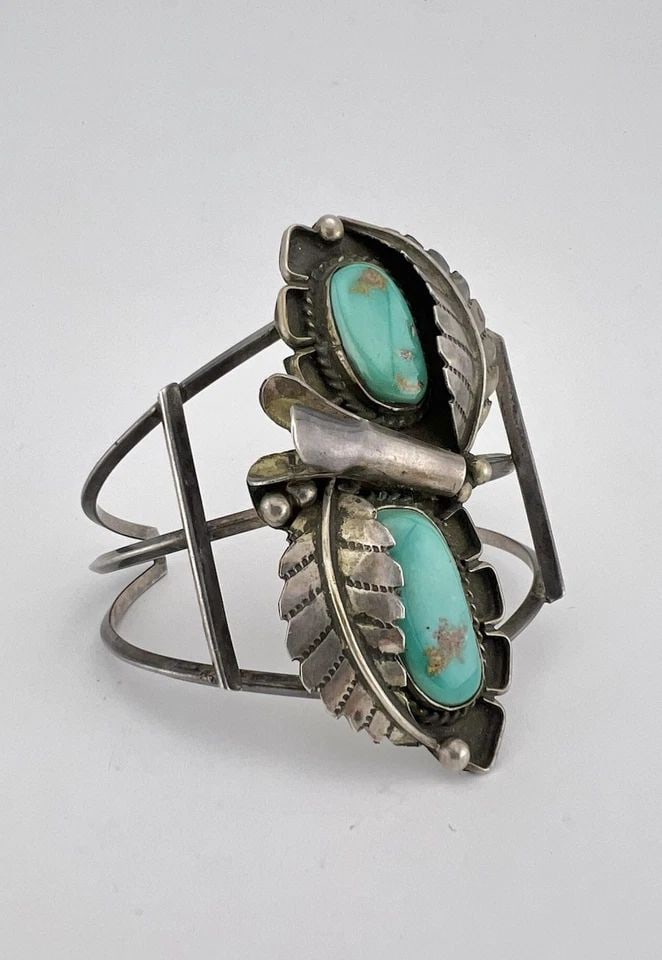 VTG NAVAJO STERLING SILVER ROYSTON TURQUOISE 3 SHANK 2.75" WIDE CUFF BRACELET: VTG NAVAJO STERLING SILVER ROYSTON TURQUOISE 3 SHANK 2.75" WIDE CUFF BRACELET Vtg Navajo Sterling Silver Royston Turquoise 3 Shank 2.75" Wide Cuff Bracelet Cuff is Around 5 1/2" tip to Tip and has a 1
