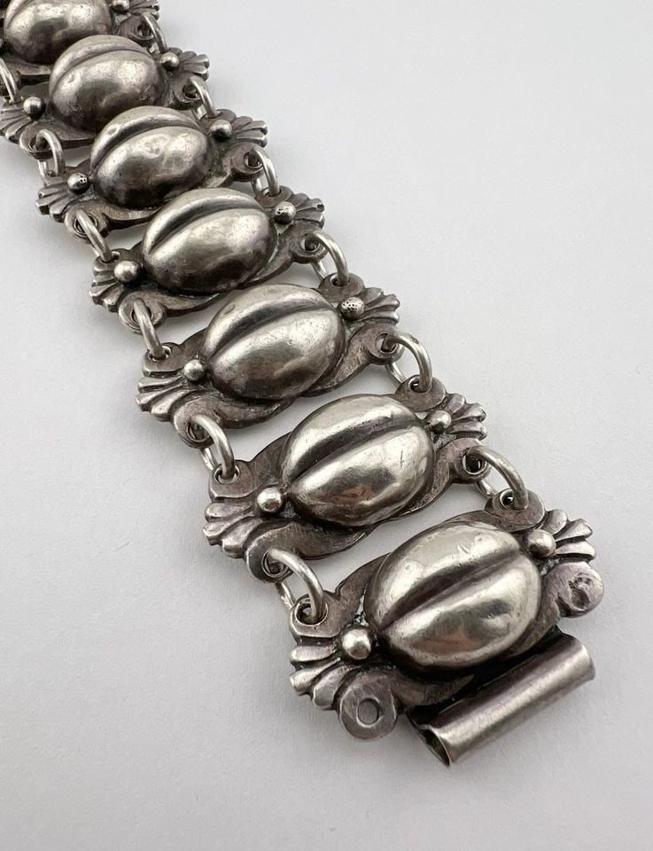 VINTAGE CASA PRIETO TAXCO MEXICO STERLING SILVER COFFEE BEAN LINK BRACELET 99.2G: Vintage CASA PRIETO Taxco Mexico Sterling Silver Coffee Bean Link Bracelet 99.2g Size: 7 1/2" Long - Max Wearable Length Bracelet is Just Under 1 1/2" Wide Metal: Sterling Silver Weight is 99.2 Grams 