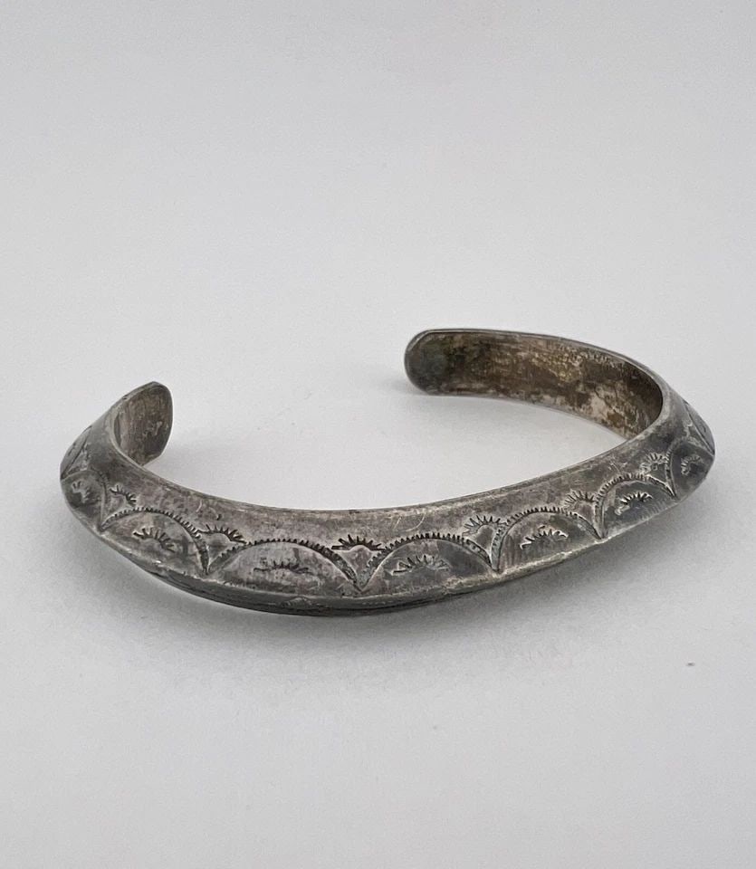 OLD NAVAJO STERLING SILVER DETAILED DEEP STAMPED CARINATED CUFF BRACELET 49.8G: OLD NAVAJO STERLING SILVER DETAILED DEEP STAMPED CARINATED CUFF BRACELET 49.8G Early OLD Navajo Sterling Silver Detailed Deep Stamped Carinated Cuff Bracelet 49.8g Cuff is Around 5 1/4" tip to Tip and
