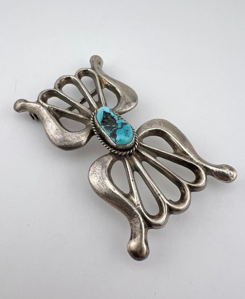 VTG NAVAJO SANDCAST STERLING SILVER NATURAL TURQUOISE BELT BUCKLE 3 3/8"- 61.3G: Vtg Navajo Sandcast Sterling Silver Natural Turquoise Belt Buckle 3 3/8"- 61.3g Size: 3 3/8" Wide By Over 2" Tall Weight is 61.3 Grams on my scale Metal: Sterling Silver Amazing Sandcast Design With A